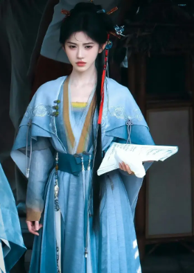 鞠婧祎低头看剧本状态认真